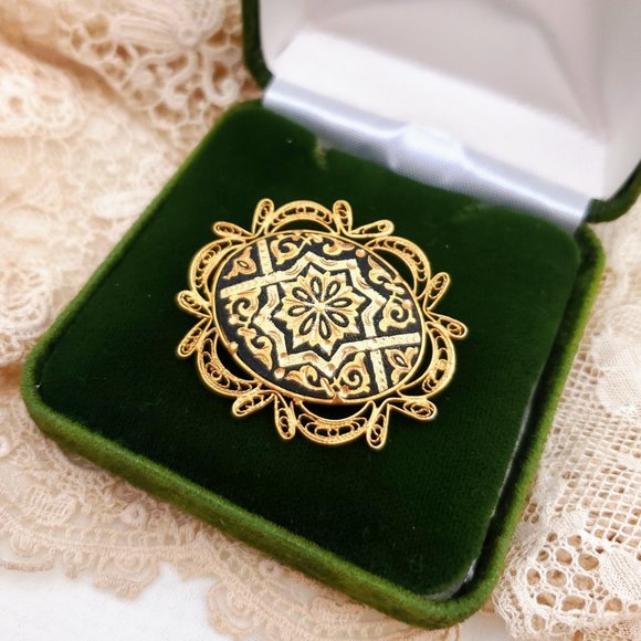 Vintage Damascene Filigree Brooch, Gold Tone Pin - Picture 2 of 7